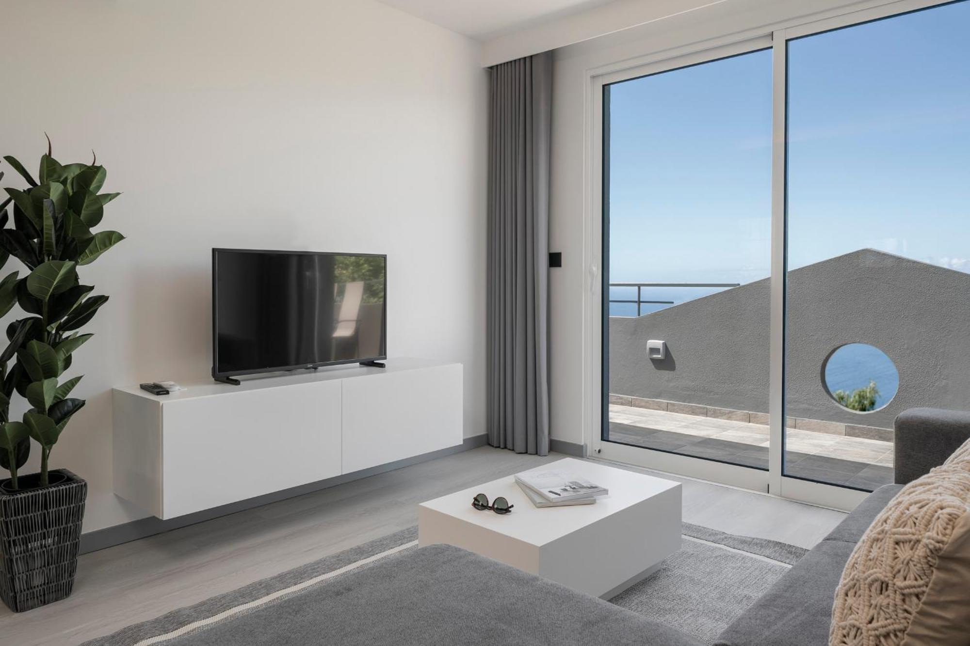 Intelsol Calheta Apartments By An Island Apart Esterno foto